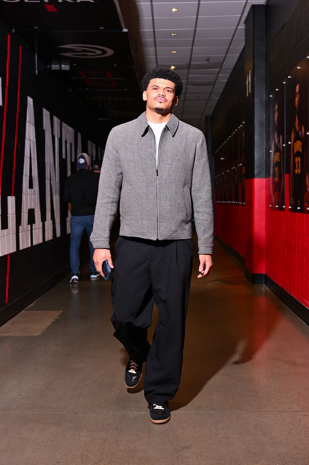 RayJ Dennis arriving through the Atlanta Hawks tunnel